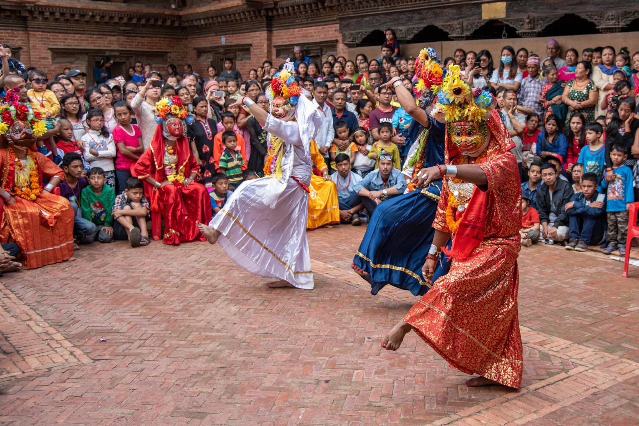 Danse traditionnelle masquée lors d’une célébration au Népal