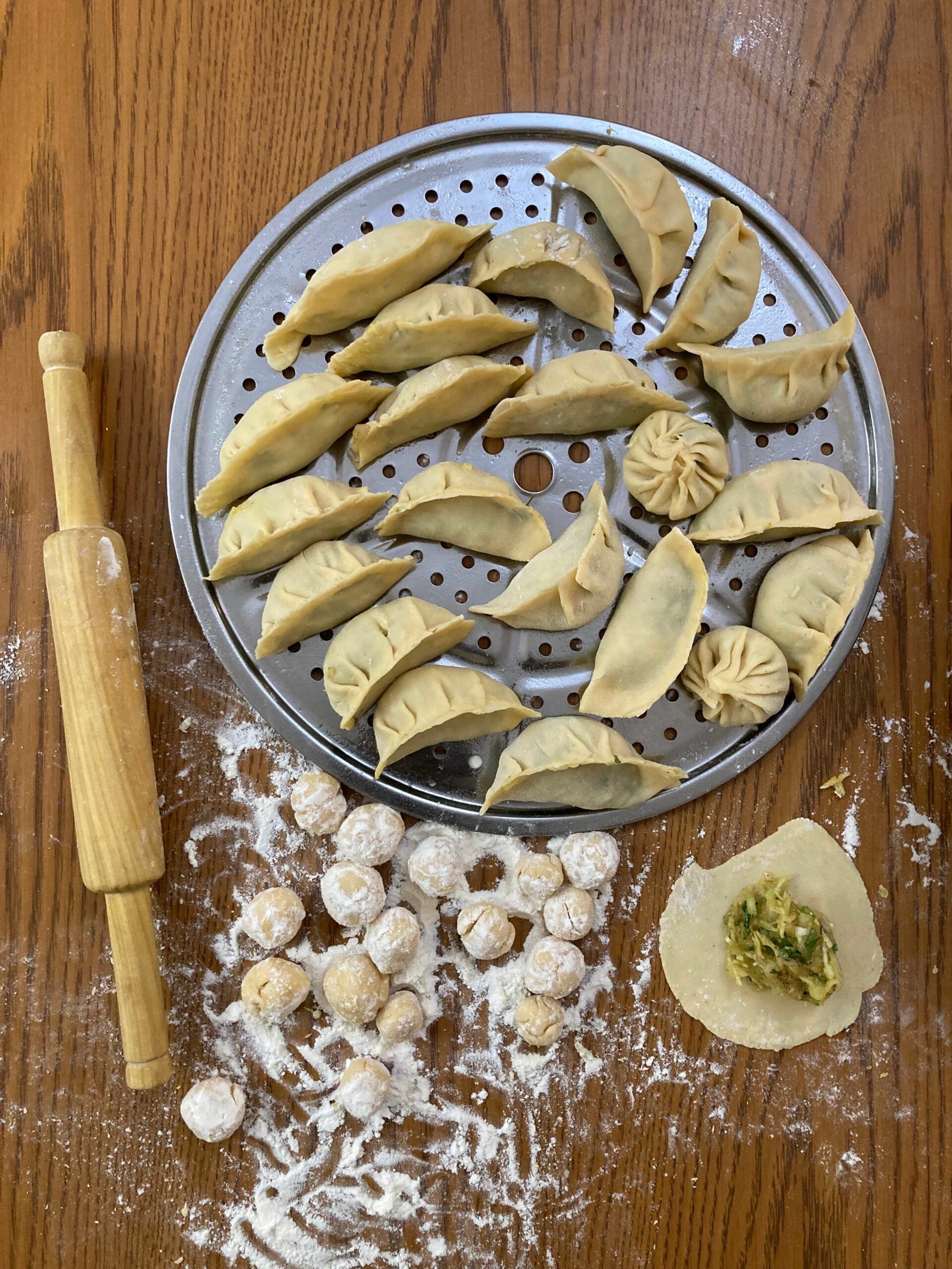 Momos en cours de préparation avant cuisson