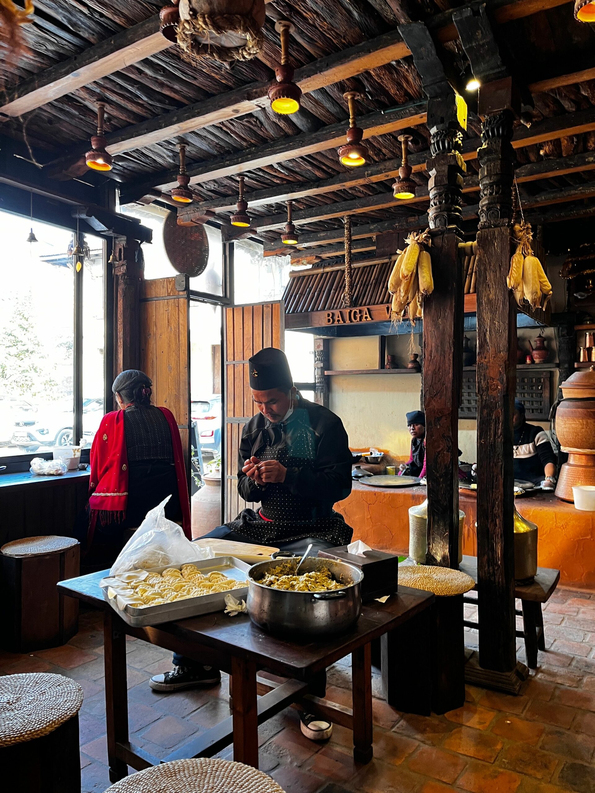 Préparation de momos dans une cuisine traditionnelle