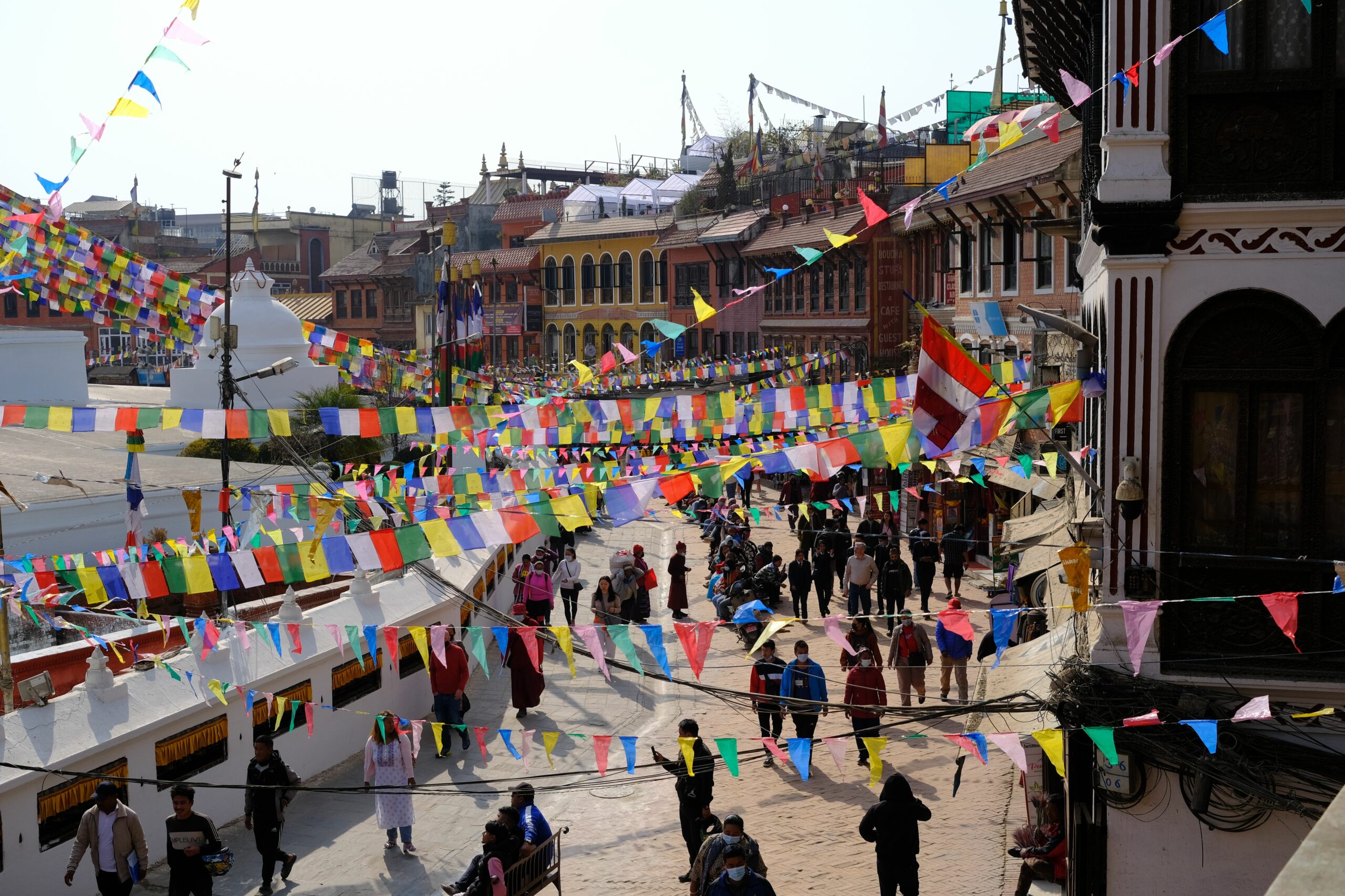 Drapeaux de prières dans les rues de Bodnath à Katmandou au Népal