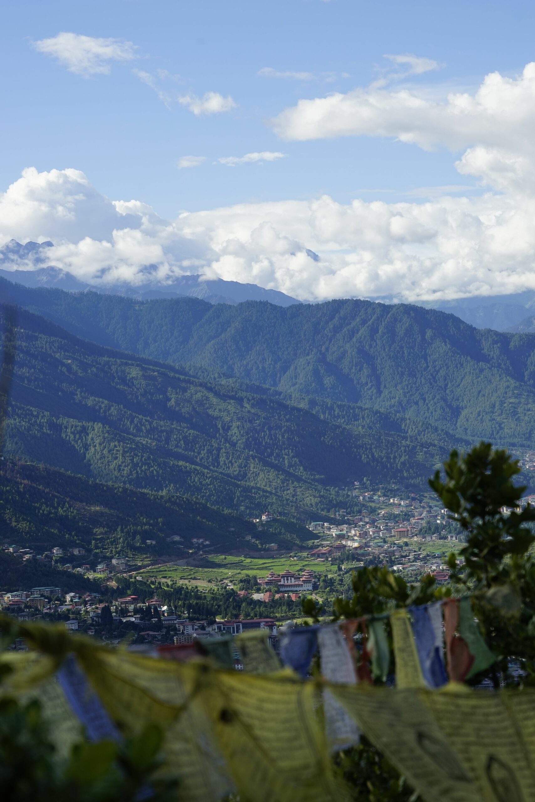 Drapeaux de prières dans les paysages du Népal