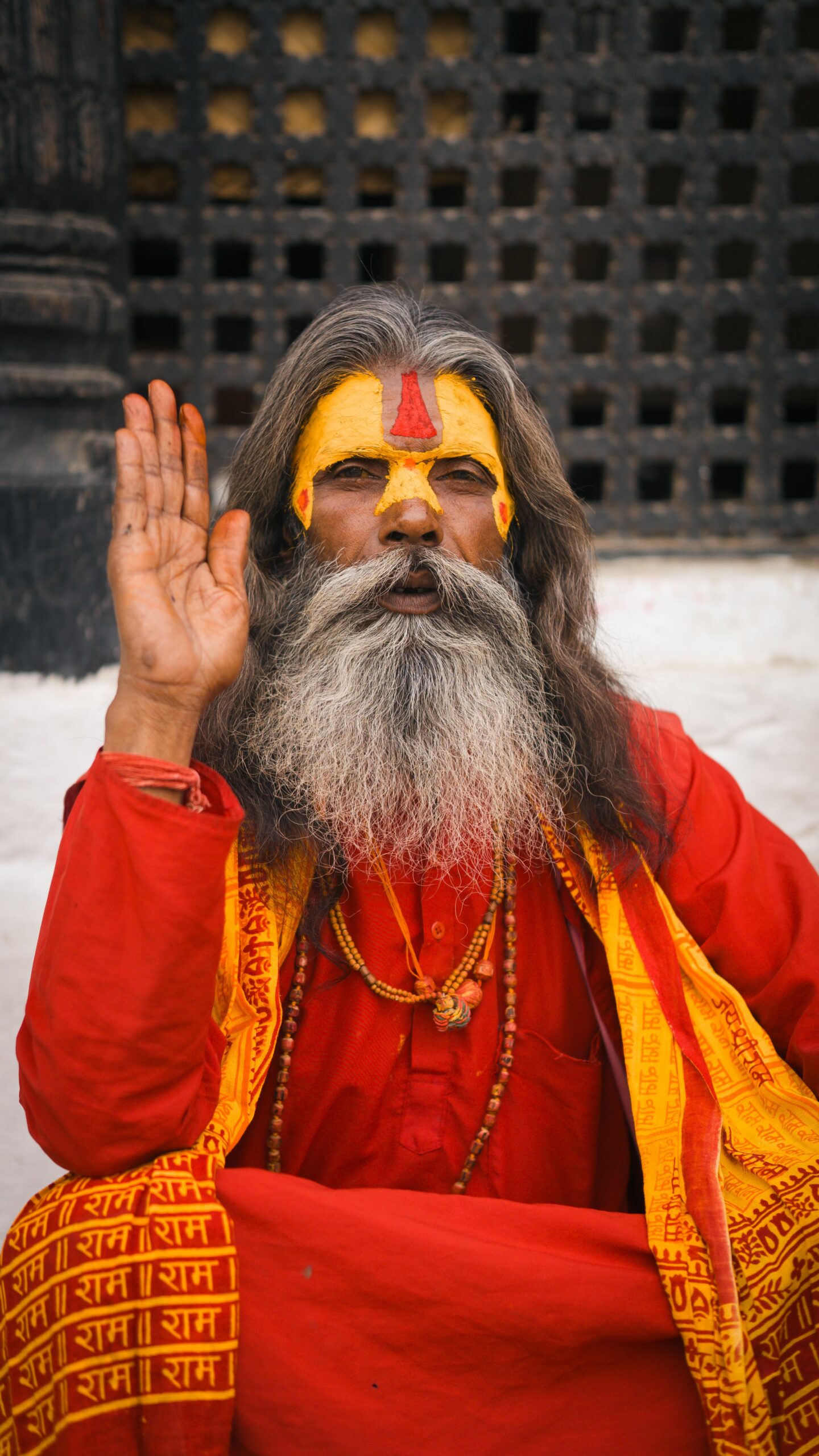 Sadhu au Népal avec peintures rituelles sur le visage